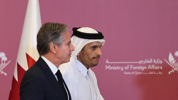 وزير الخارجية الأمريكي، أنتوني بلينكين، مع نظيره القطري، الشيخ محمد بن عبد الرحمن آل ثاني، في مؤتمر صحفي بمناسبة افتتاح الحوار الاستراتيجي القطري الأمريكي الخامس، الدوحة، قطر، 22 نوفمبر/ تشرين الثاني 2022 - سبوتنيك عربي