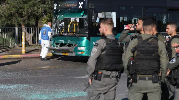 آثار انفجار وقع في محطة حافلات عامة عند مدخل مدينة القدس - إسرائيل  - سبوتنيك عربي