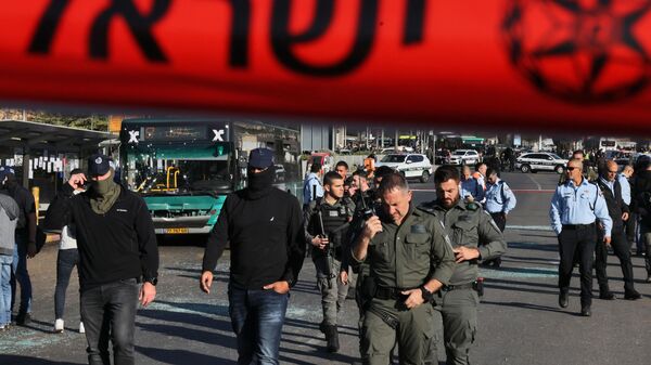 آثار انفجار وقع في محطة حافلات عامة عند مدخل مدينة القدس - إسرائيل  - سبوتنيك عربي