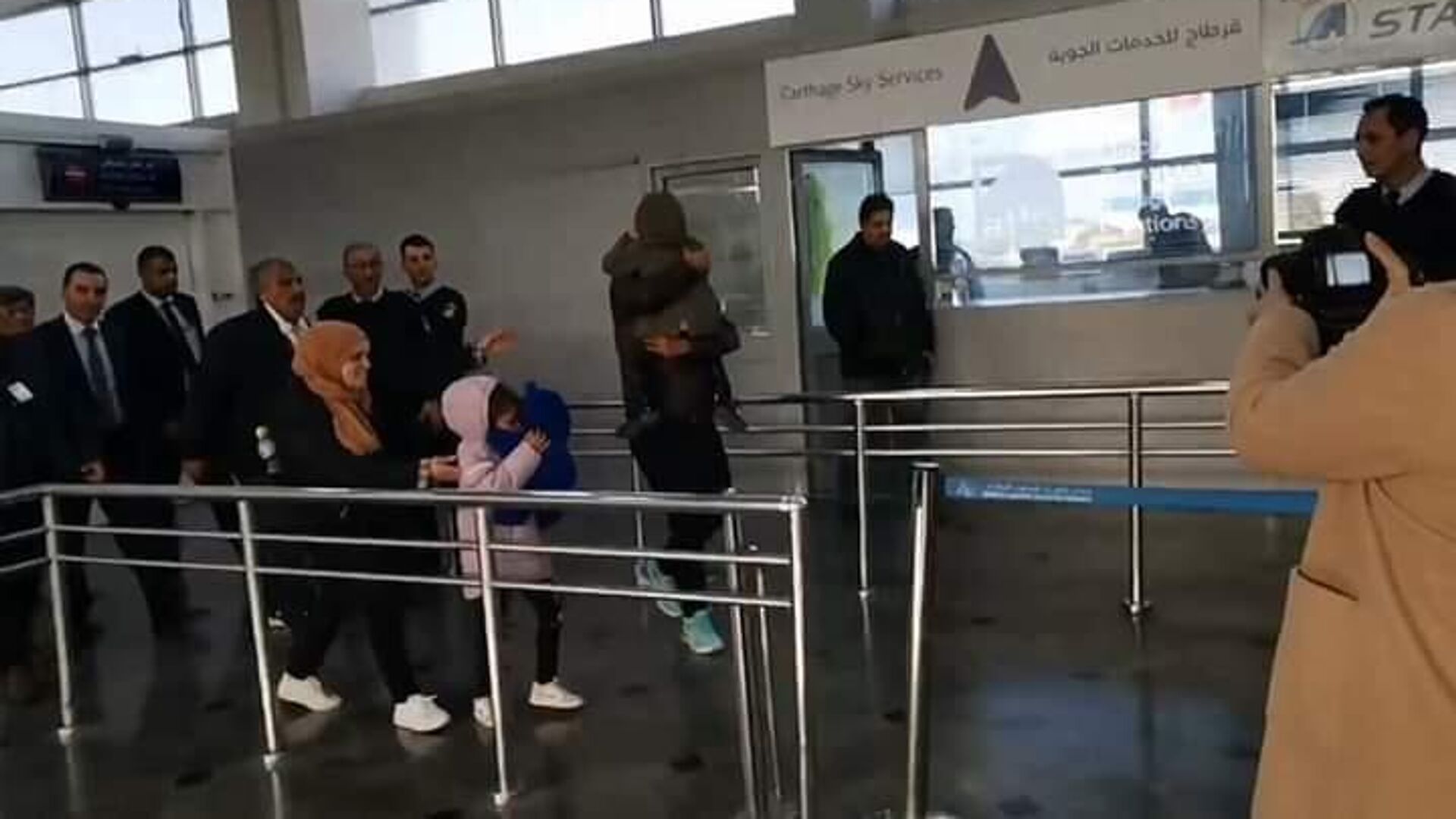 الطفلة التونسية ليندا البالغة من العمر 4 سنوات التي وصلت الشهر الماضي إلى إيطاليا بمفردها ضمن عملية هجرة غير نظامية - سبوتنيك عربي, 1920, 24.11.2022