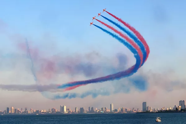 فريق الاستعراض الجوي التابع لسلاح الجو الملكي البريطاني يقوم بمناورات جوية خلال عرض جوي في الكويت، 21 نوفمبر 2022 فريق الاستعراض الجوي التابع لسلاح الجو الملكي البريطاني يقوم بمناورات جوية خلال عرض جوي في الكويت، 21 نوفمبر 2022 - سبوتنيك عربي