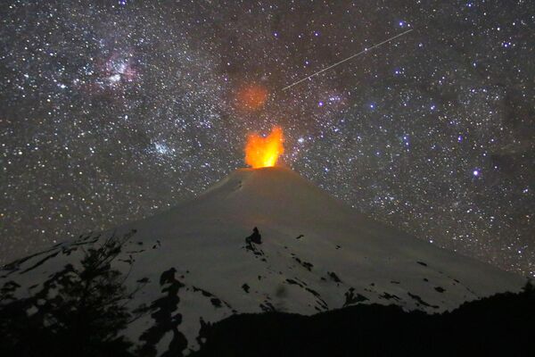 يُظهر بركان فيلاريكا علامات النشاط ، كما رأينا من بوكون، على بعد 800 كيلومتر جنوب سانتياغو،  في 21 نوفمبر 2022.  بركان فيلاريكا هو من بين أنشط بركان أمريكا الجنوبية. - سبوتنيك عربي
