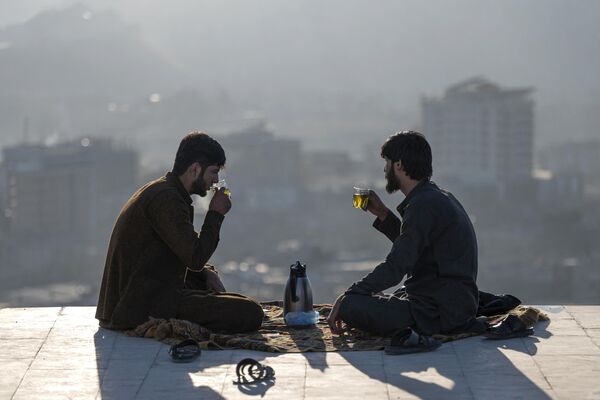 رجال أفغان يشربون الشاي في قمة تل نادر خان المطل على كابول في أفغانستان، 23 نوفمبر 2022. - سبوتنيك عربي