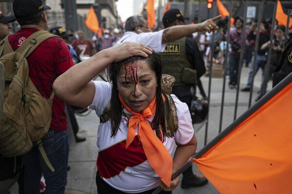 معارضو حكومة الرئيس البيروفي بيدرو كاستيلو ينظمون مظاهرة للمطالبة باستقالته في ليما، بيرو 20 نوفمبر 2022. - سبوتنيك عربي