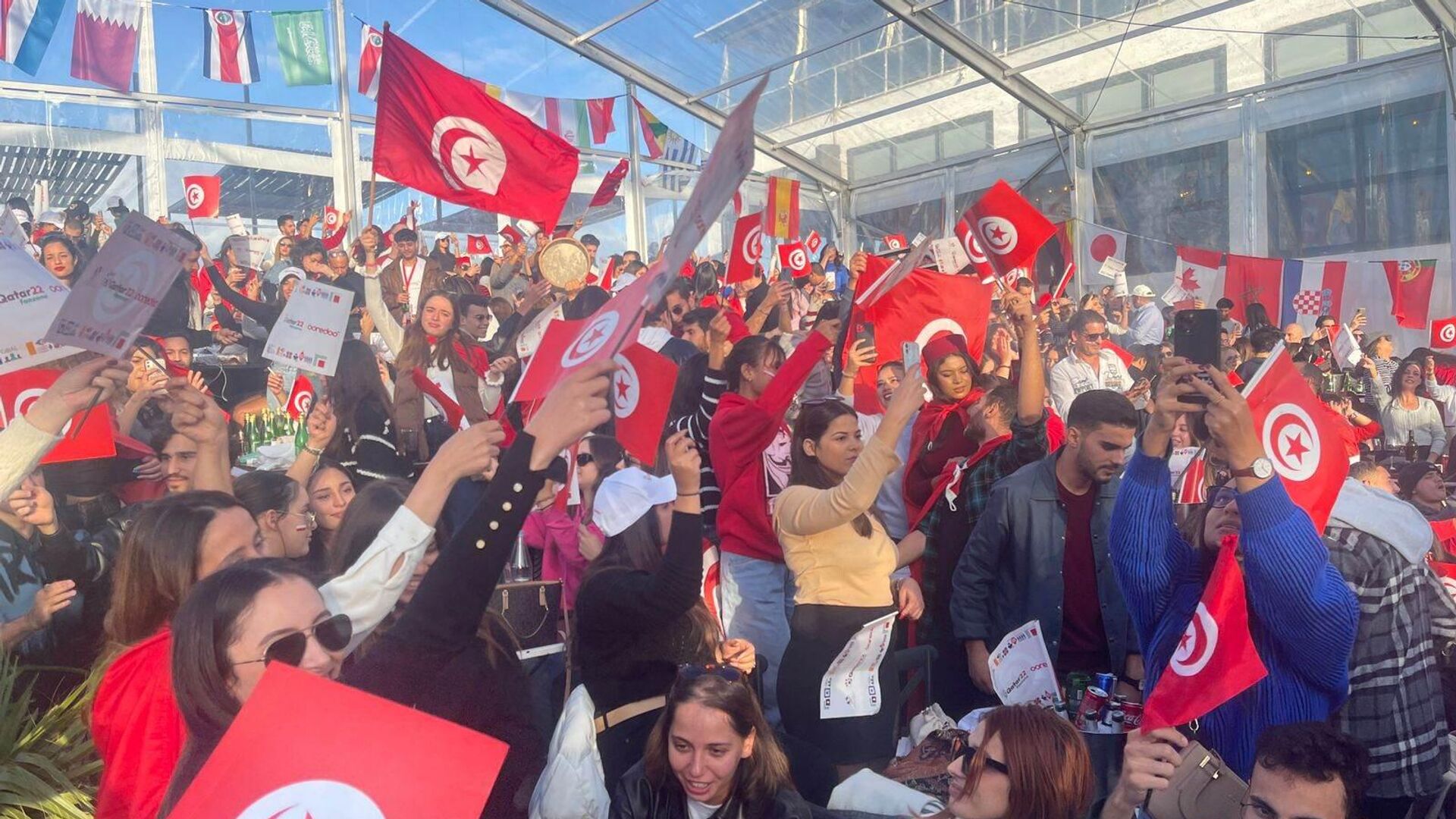 التونسيون يشجعون منتخبهم الوطني ضد نظيره الفرنسي في كأس العالم 2022 من أحد المقاهي في العاصمة تونس - سبوتنيك عربي, 1920, 26.05.2023