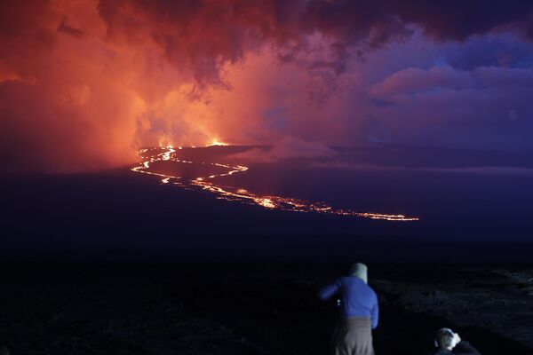 يشاهد المتفرجون الحمم تتدفق أسفل الجبل من ثوران ماونا لوا، بالقرب من هيلو، هاواي 29 نوفمبر 2022 - سبوتنيك عربي