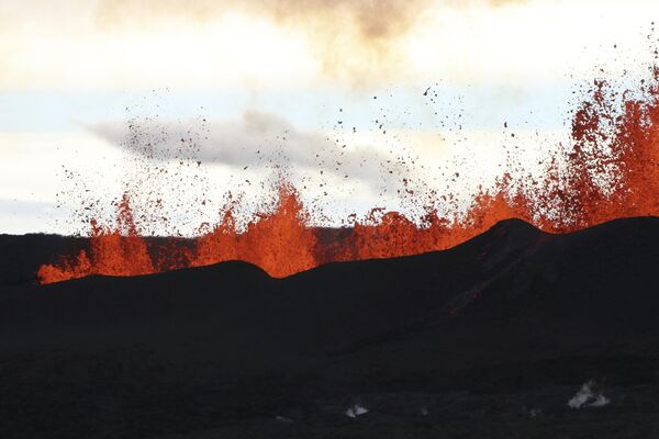 تُظهر هذه الصورة الجوية المقدمة من قسم الأراضي والموارد الطبيعية في هاواي تدفقات الحمم البركانية على ماونا لوا، أكبر بركان نشط في العالم، بالقرب من هيلو، هاواي. 30 نوفمبر  2022 - سبوتنيك عربي
