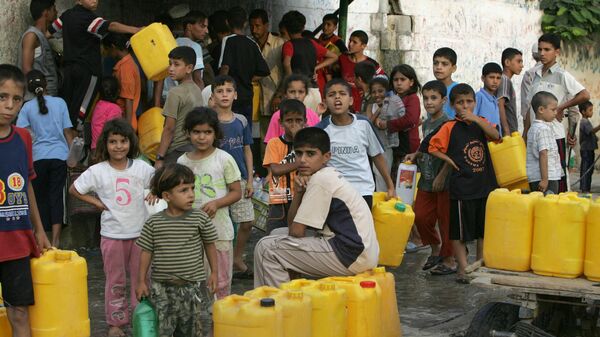 أطفال فلسطينيون ينتظرون تعبئة المياه النظيفة من الأنابيب في خان يونس، جنوب قطاع غزة، 4 سبتمبر/ أيلول 2007 - سبوتنيك عربي
