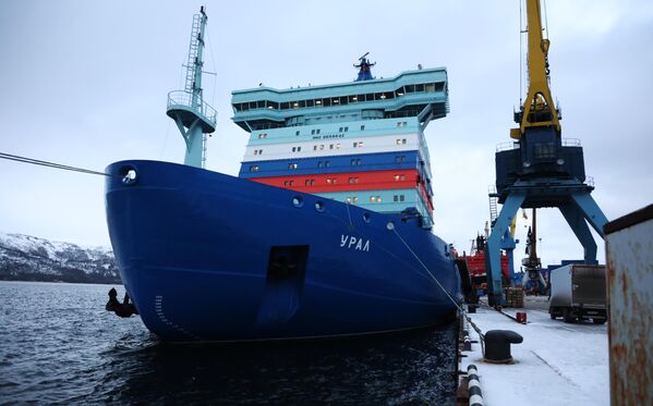 كاسحة الجليد النووية أورال (مشروع 22220) في ميناء مورمانسك الروسية  - سبوتنيك عربي
