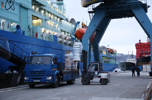 تحميل المؤن والمعدات على كاسحة الجليد أورال التي تعمل بالطاقة النووية (مشروع 22220) في ميناء مورمانسك، روسيا - سبوتنيك عربي