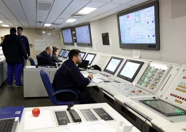 أفراد الطاقم في غرفة التحكم في كاسحة الجليد النووية أورال (مشروع 22220) في ميناء مورمانسك الروسية  - سبوتنيك عربي