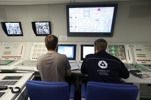 أفراد الطاقم في غرفة التحكم في كاسحة الجليد، التي تعمل بالطاقة النووية أورال (المشروع 22220) في ميناء مورمانسك الروسية - سبوتنيك عربي