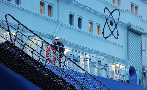أحد أفراد الطاقم على متن كاسحة الجليد، التي تعمل بالطاقة النووية أورال (المشروع 22220) في ميناء مورمانسك الروسية - سبوتنيك عربي