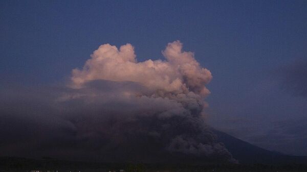 بركان جبل سيميرو ينفث الدخان والرماد في إندونيسيا، 4 ديسمبر/ كانون الأول 2022 - سبوتنيك عربي