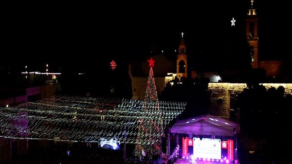 إضاءة شجرة عيد الميلاد في ساحة كنيسة المهد في بيت لحم - سبوتنيك عربي