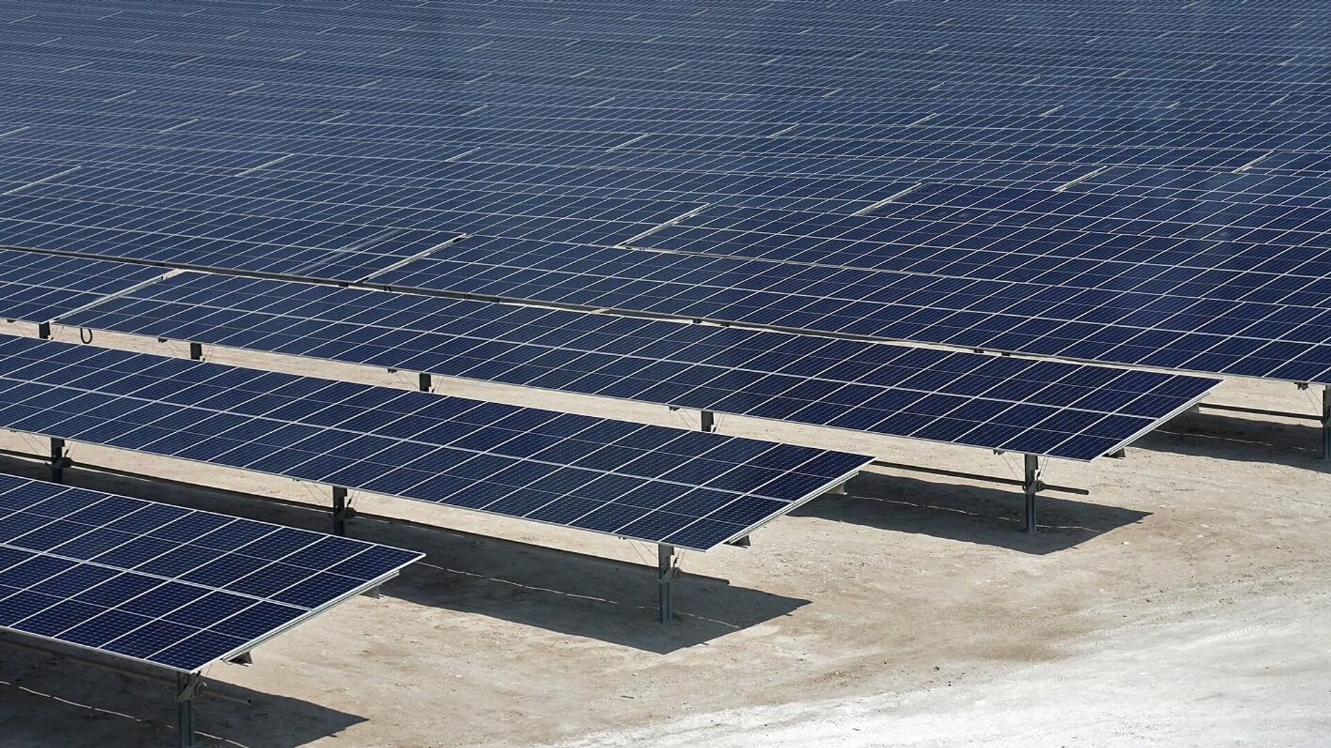 ألواح شمسية في محطة الطاقة الشمسية في الخرسعة، قطر، 18 أكتوبر/ تشرين الأول 2022 - سبوتنيك عربي, 1920, 26.05.2023