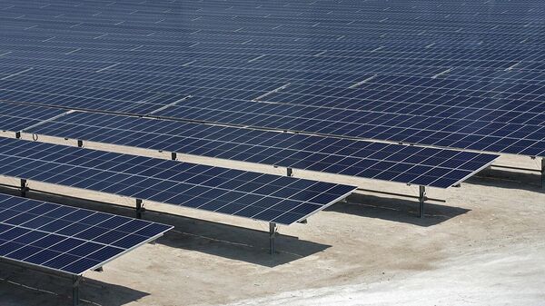 ألواح شمسية في محطة الطاقة الشمسية في الخرسعة، قطر، 18 أكتوبر/ تشرين الأول 2022 - سبوتنيك عربي