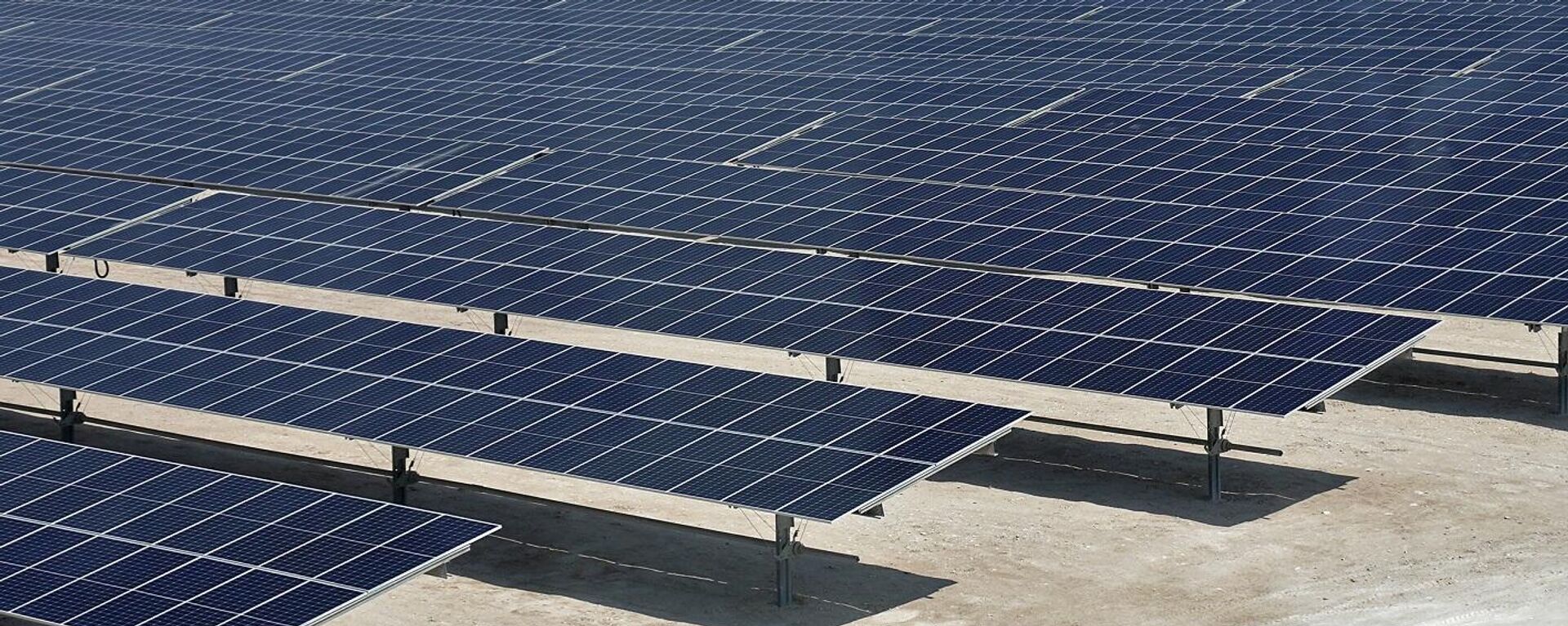 ألواح شمسية في محطة الطاقة الشمسية في الخرسعة، قطر، 18 أكتوبر/ تشرين الأول 2022 - سبوتنيك عربي, 1920, 05.12.2022