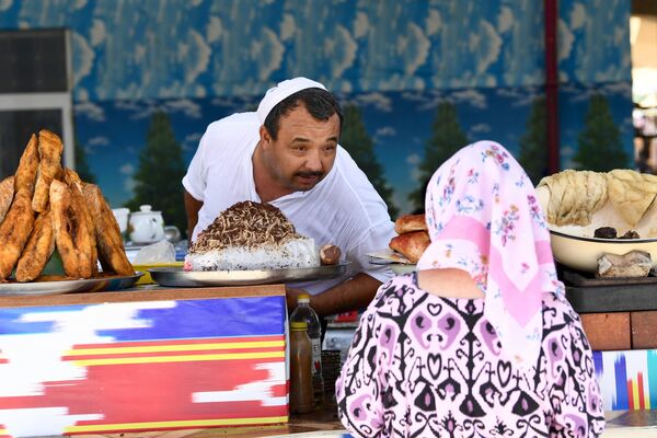 بائع يتكلم مع امرأة في أحد الأسواق في طشقند، أوزبكستان - سبوتنيك عربي