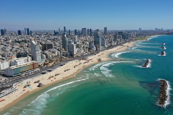 منظر عام للشواطئ الخالية في مدينة تل أبيب الإسرائيلية على البحر المتوسط في 18 مايو 2021 - سبوتنيك عربي