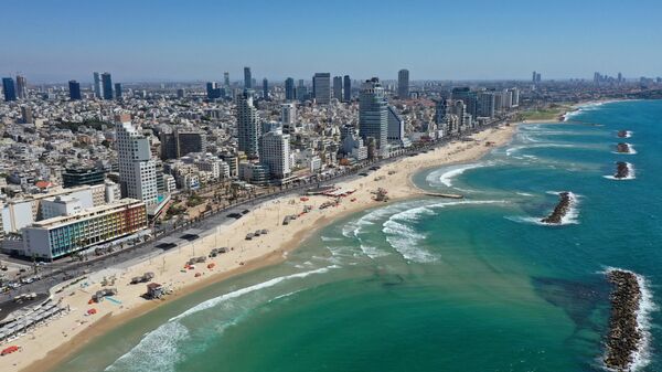 منظر عام للشواطئ الخالية في مدينة تل أبيب الإسرائيلية على البحر المتوسط في 18 مايو 2021 - سبوتنيك عربي