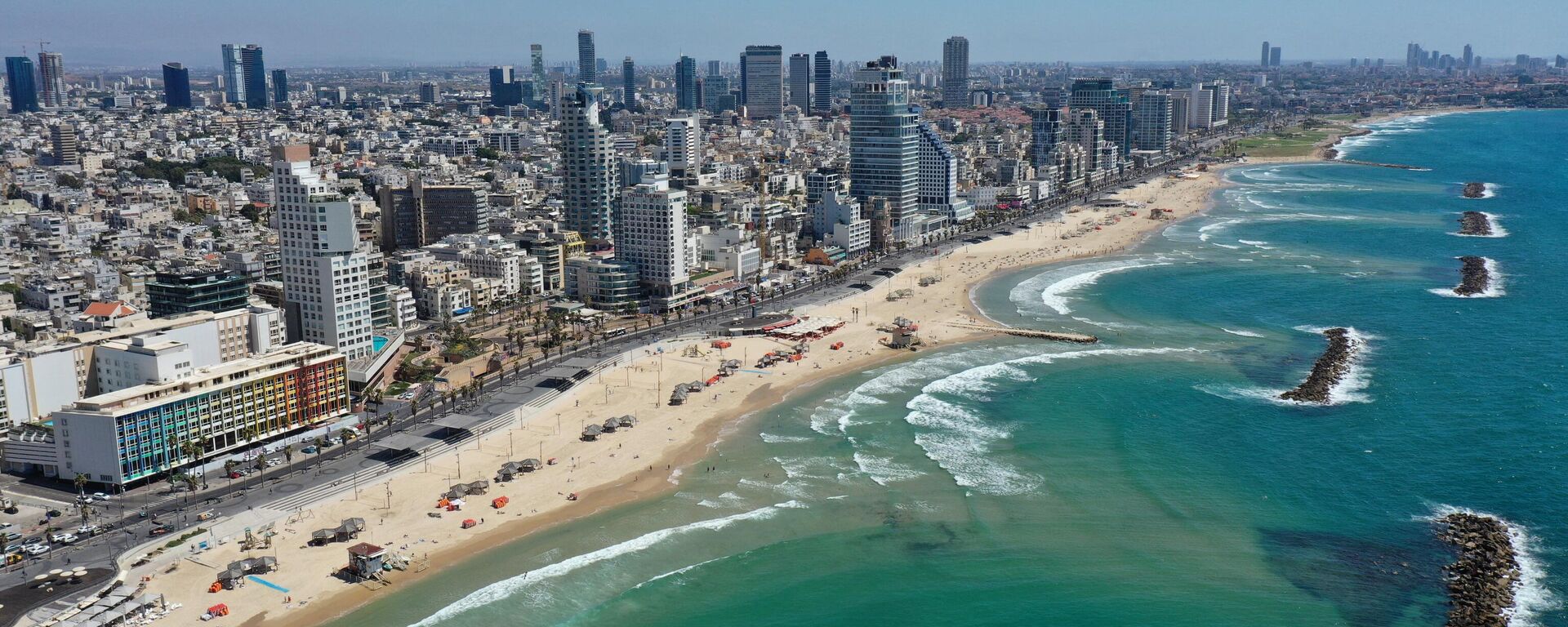 منظر عام للشواطئ الخالية في مدينة تل أبيب الإسرائيلية على البحر المتوسط في 18 مايو 2021 - سبوتنيك عربي, 1920, 20.02.2023