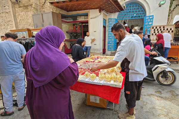 أشخاص يتسوقون في سوق بالعاصمة الليبية طرابلس، ليبيا في 20 سبتمبر 2022. - سبوتنيك عربي