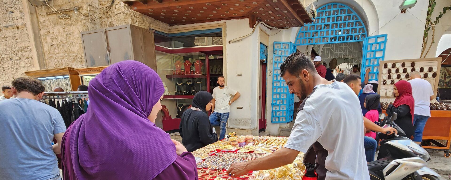 أشخاص يتسوقون في سوق بالعاصمة الليبية طرابلس، ليبيا في 20 سبتمبر 2022. - سبوتنيك عربي, 1920, 11.01.2024