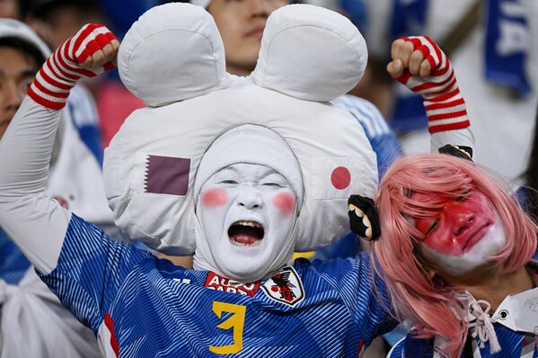 جماهير المنتخب الياباني قبل انطلاق مباراة دور المجموعات لكأس العالم بين اليابان وإسبانيا، 1 ديسمبر 2022 - سبوتنيك عربي