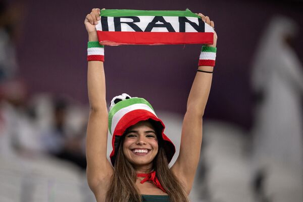 مشجعة إيرانية تقف قبل بدء مباراة قطر 2022 في المجموعة الثانية لكرة القدم بين إيران والولايات المتحدة في ملعب الثمامة في الدوحة في 29 نوفمبر 2022. - سبوتنيك عربي