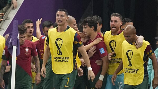 كريستيانو رونالدو ولاعبي منتخب البرتغال يحتفلون بعد الفوز على سويسرا في دور الـ16 لكأس العالم لكرة القدم - سبوتنيك عربي