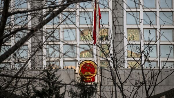 إنزال العلم الصيني حدادا على وفاة الزعيم الصيني السابق جيانغ تسه مين، في مبنى وزارة الخارجية الصينية في بكين في بتاريخ 1 ديسمبر 2022 - سبوتنيك عربي