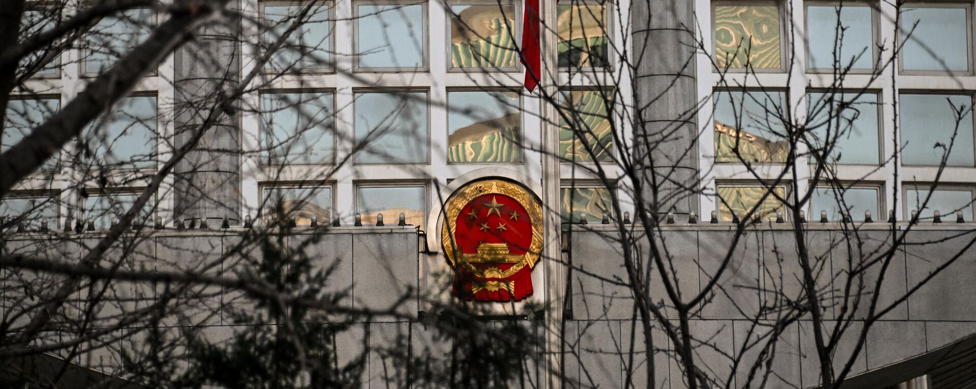 إنزال العلم الصيني حدادا على وفاة الزعيم الصيني السابق جيانغ تسه مين، في مبنى وزارة الخارجية الصينية في بكين في بتاريخ 1 ديسمبر 2022 - سبوتنيك عربي, 1920, 21.02.2023