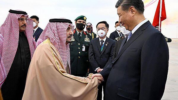 الرئيس الصيني شي جين بينغ يصافح الأمير فيصل بن بندر بن عبد العزيز أمير منطقة الرياض بعد وصوله إلى الرياض، السعودية 7 ديسمبر 2022  - سبوتنيك عربي