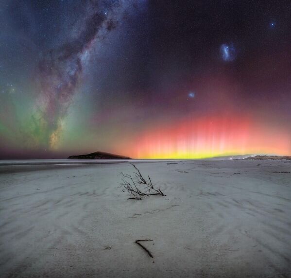 صورة انفجارات السماء في نيوزلندا، للمصور كافان تشاي، ضمن قائمة أفضل 25 مصورًا للشفق القطبي في عام عام 2022 - سبوتنيك عربي