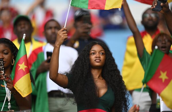 إحدى مشجعات منتخب الكاميرون قبل انطلاق مباراة دور المجموعات لكأس العالم بين سويسرا والكاميرون، 24 نوفمبر 2022 - سبوتنيك عربي