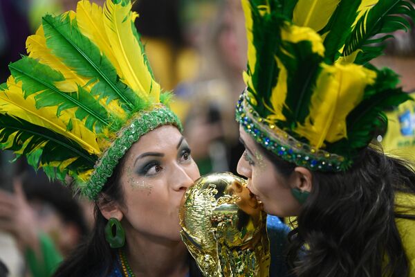 مشجعات المنتخب البرازيلي قبل انطلاق مباراة دور المجموعات لكأس العالم بين منتخبي البرازيل وصربيا، 24 نوفمبر 2022 - سبوتنيك عربي