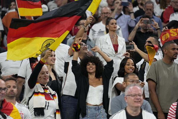مشجعات كرة القدم الألمانية يهتفن لفريقهن خلال مباراة كأس العالم للمجموعة E لكرة القدم بين إسبانيا وألمانيا، في استاد البيت في الخور، قطر،  27 نوفمبر 2022. - سبوتنيك عربي