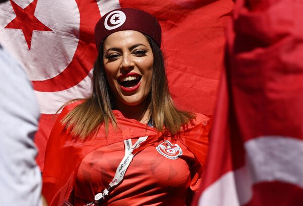 مشجعة المنتخب التونسي قبل انطلاق مباراة مرحلة المجموعات بكأس العالم بين تونس وأستراليا، 26 نوفمبر 2022 - سبوتنيك عربي