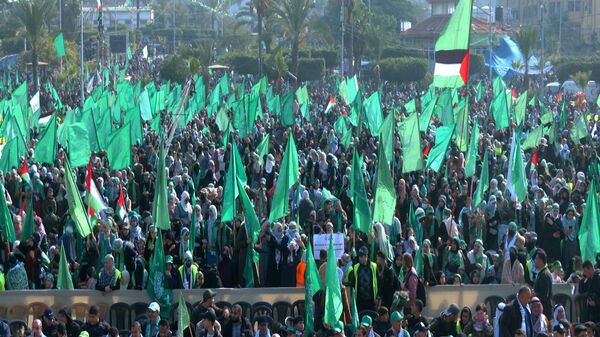 الاف الفلسطينيين يحيون ذكرى انطلاقة حركة حماس الـ 35 في قطاع غزة - سبوتنيك عربي