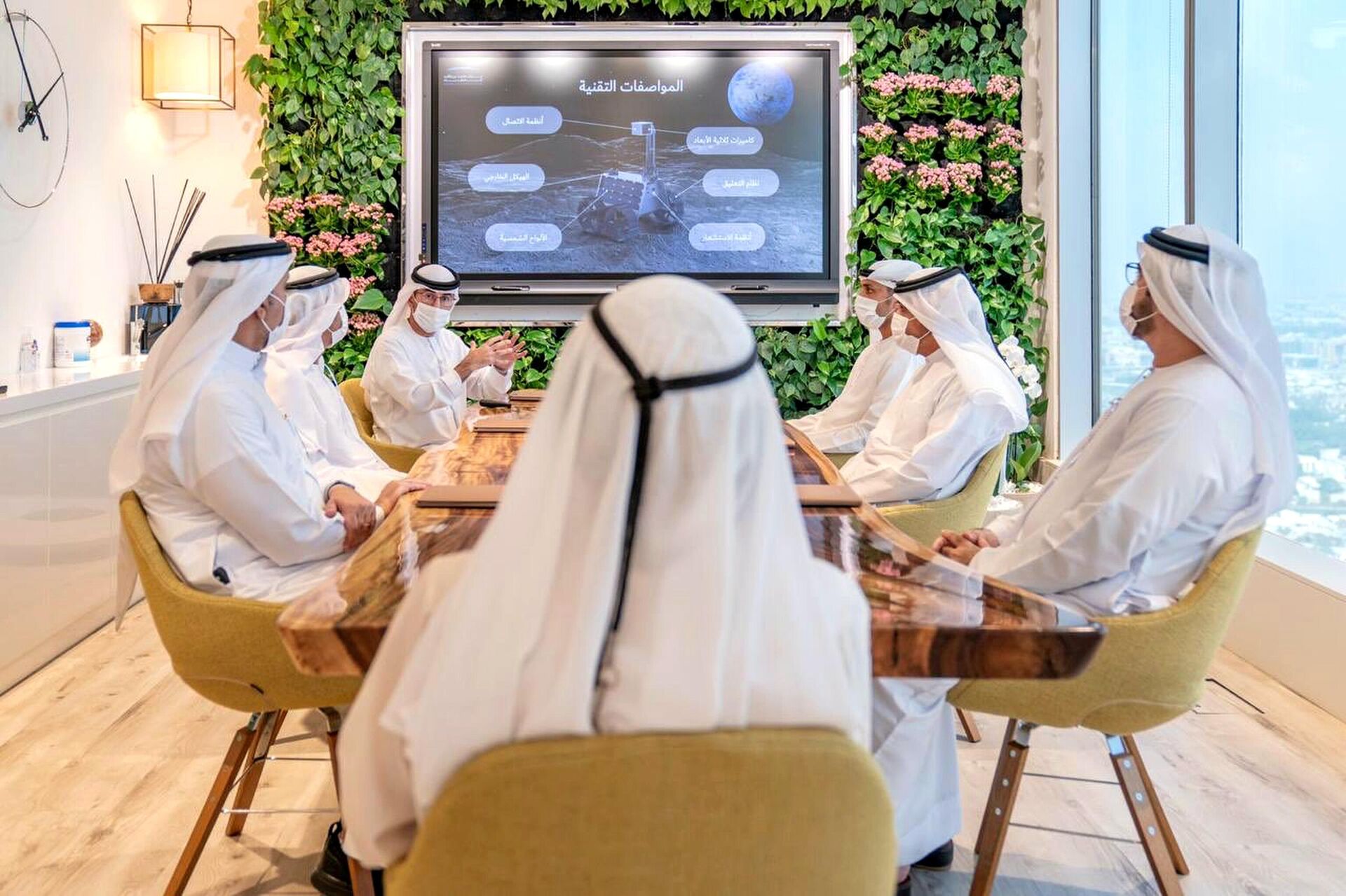 محمد بن راشد نائب رئيس الإمارات حاكم دبي خلال مناقشة بشأن مهمة الفضاء الإماراتية للقمر منذ 2020 - سبوتنيك عربي, 1920, 14.12.2022