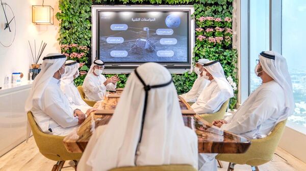 محمد بن راشد نائب رئيس الإمارات حاكم دبي خلال مناقشة بشأن مهمة الفضاء الإماراتية للقمر منذ 2020 - سبوتنيك عربي