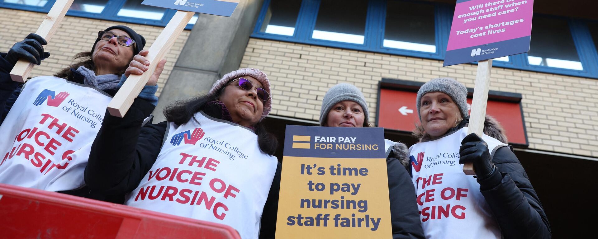 عمال الرعاية الصحية يحملون لافتات أثناء مشاركتهم في إضراب خارج مستشفى سانت ماري في لندن - سبوتنيك عربي, 1920, 18.03.2023