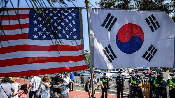 أعلام كوريا الجنوبية وأمريكا - سبوتنيك عربي