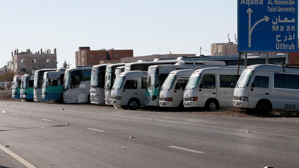 سائقو الحافلات الأردنية خلال إضرابهم احتجاجًا على ارتفاع أسعار الوقود - سبوتنيك عربي