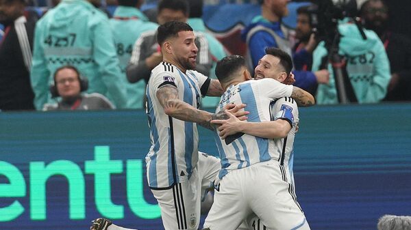 فرحة ميسي ولاعبي الأرجنتين بعد الهدف الثالث في شباك فرنسا في نهائي كأس العالم 2022 - سبوتنيك عربي