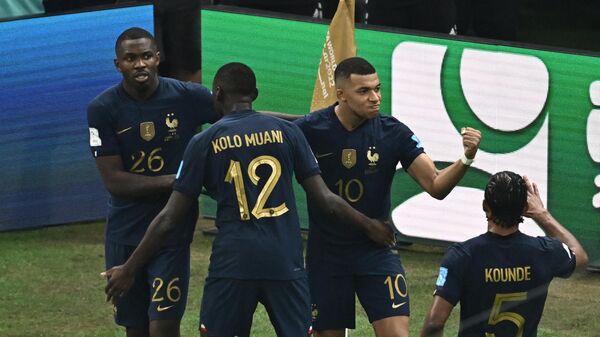 مبابي ولاعبي فرنسا يحتفلون بهدف التعادل في مرمى الأرجنتين في نهائي كأس العالم قطر 2022 - سبوتنيك عربي