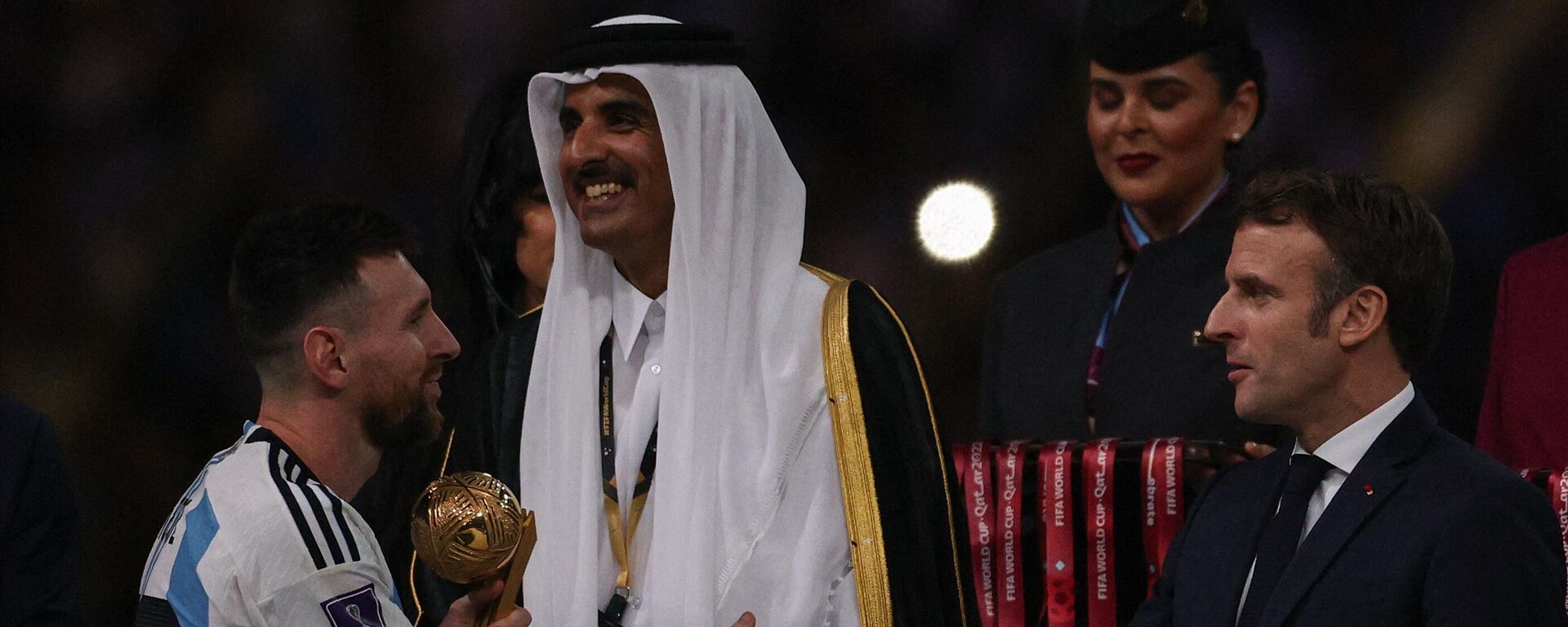 ميسي يتلقى التحية من أمير قطر الشيخ تميم بن حمد، والرئيس الفرنسي إيمانويل ماكرون، بعد فوزه بجائزة أفضل لاعب في كأس العالم 2022 - سبوتنيك عربي, 1920, 18.12.2022