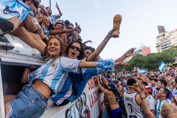 مشجعو الأرجنتين يحتفلون بفوزهم بكأس العالم قطر 2022 ضد فرنسا أمام المسلة في بوينس آيرس، في 18 ديسمبر 2022. - سبوتنيك عربي