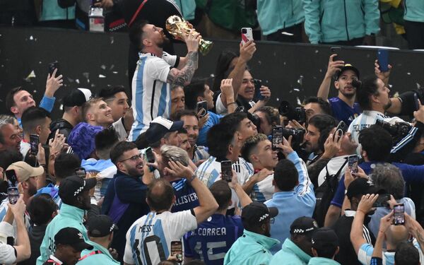 لاعب الأرجنتين ليونيل ميسي خلال حفل تتويج المنتخب الأرجنتيني ببطل كأس العالم، قطر 18 ديسمبر 2022 - سبوتنيك عربي